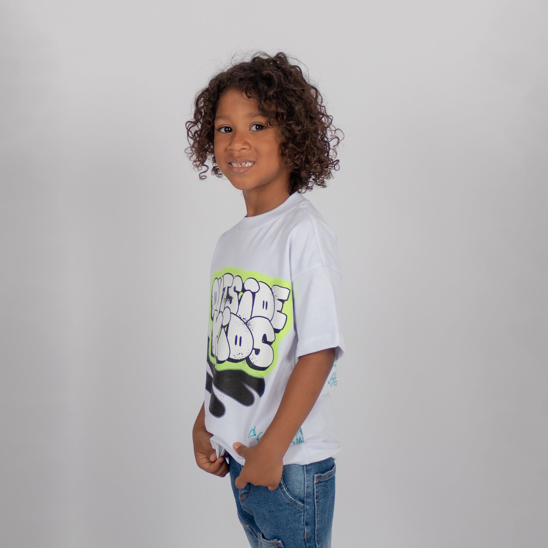 Oversize niño outside