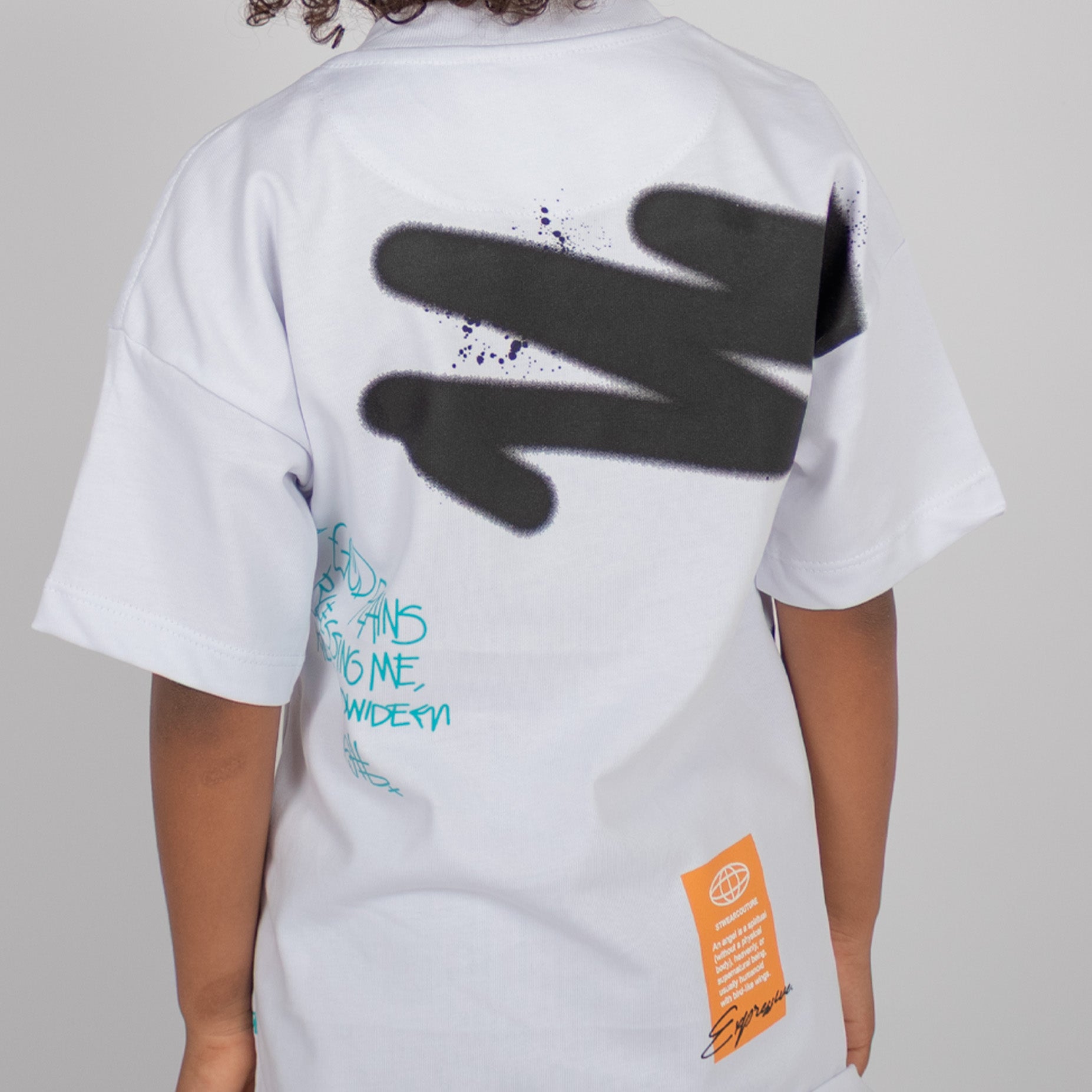 Oversize niño outside