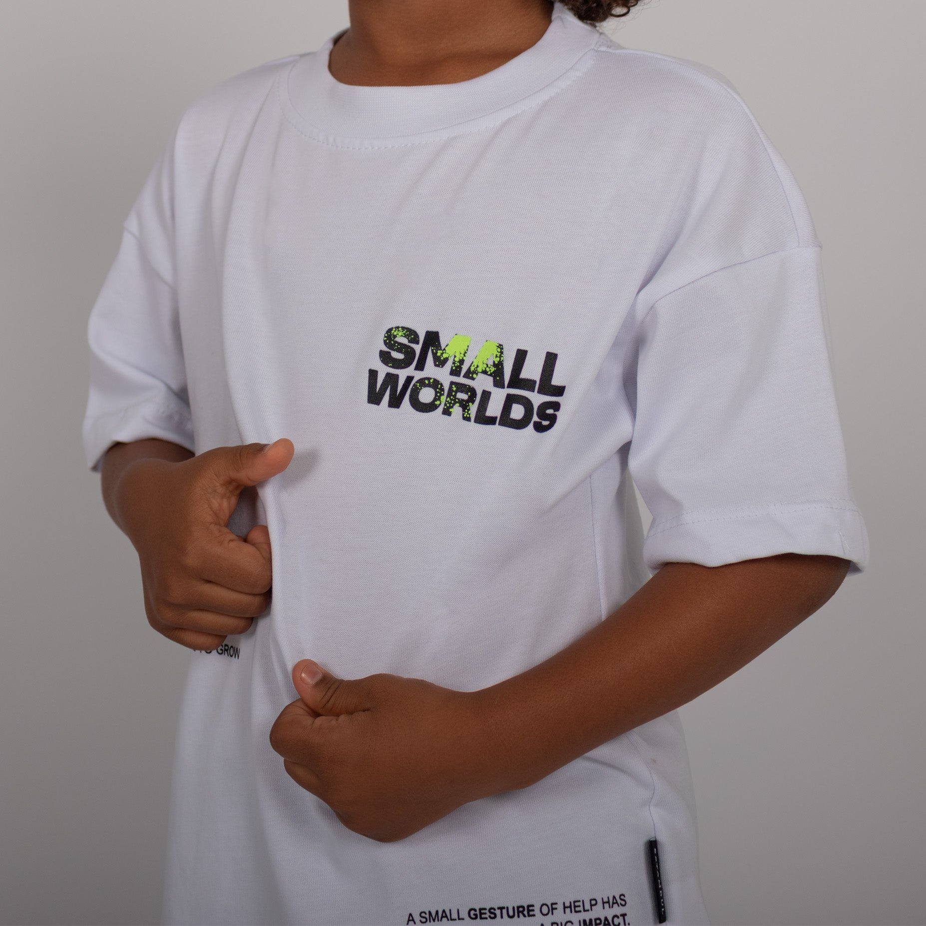 Oversize niño small worlds