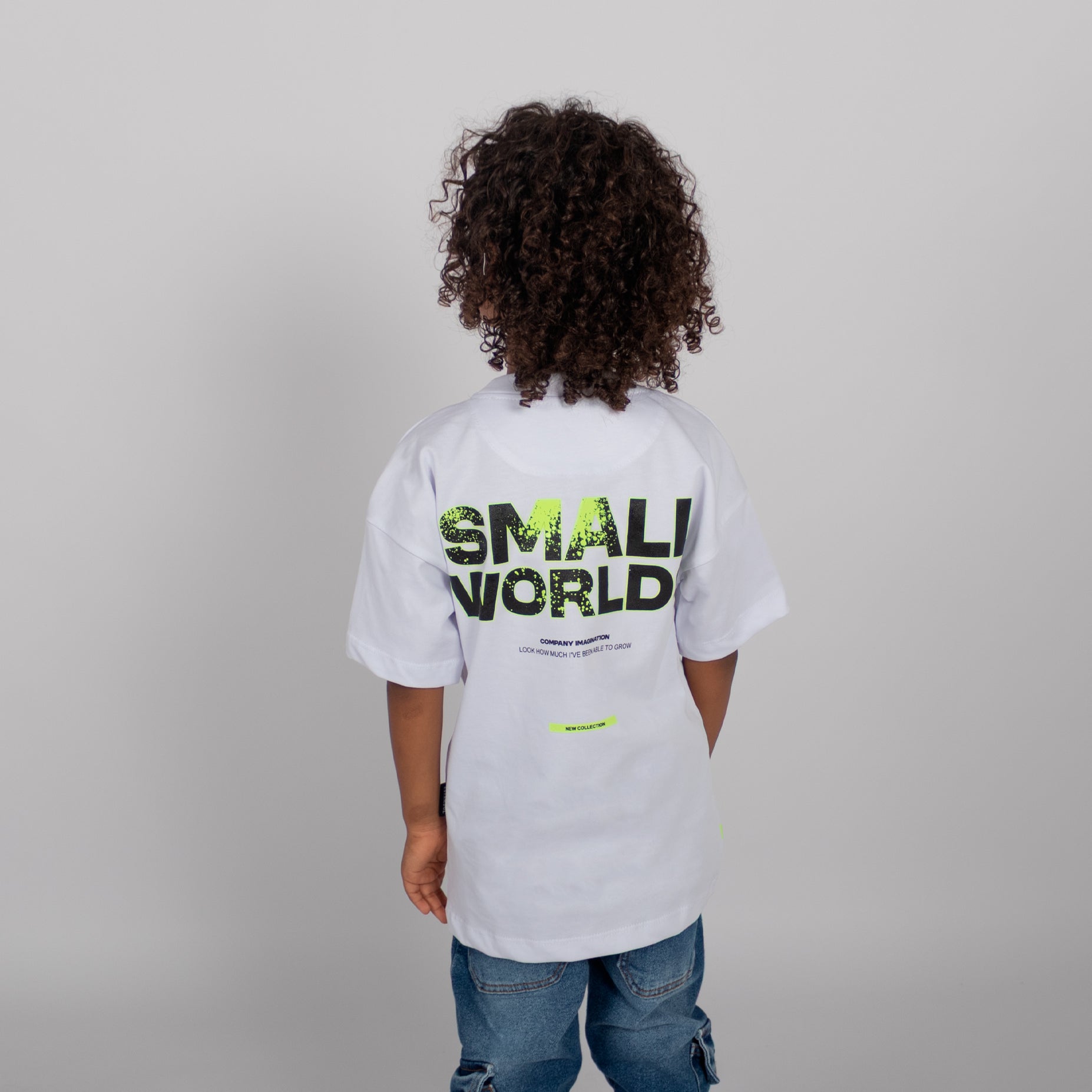 Oversize niño small worlds