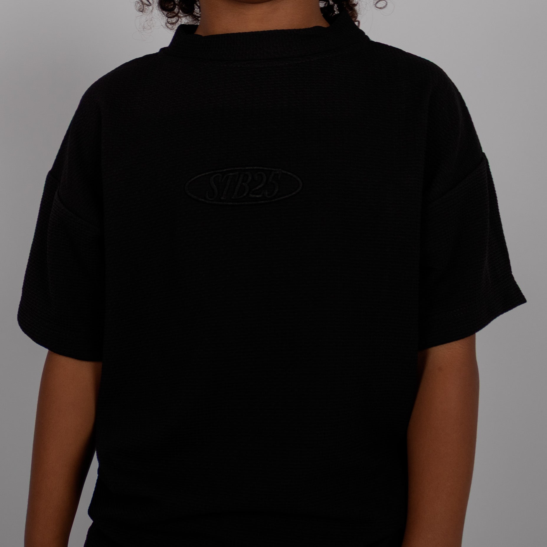 Oversize niño bordada negro