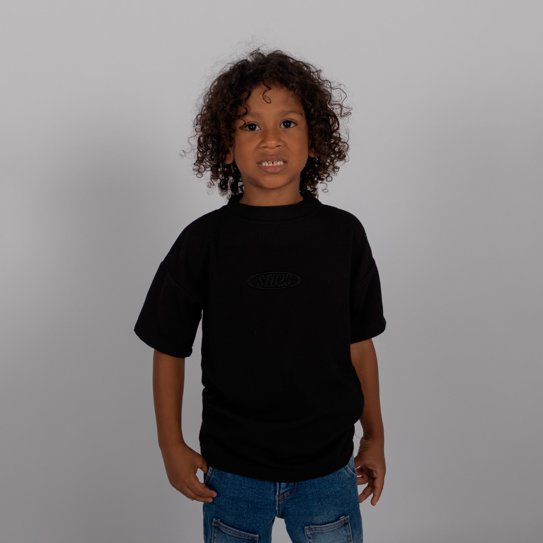 Oversize niño bordada negro