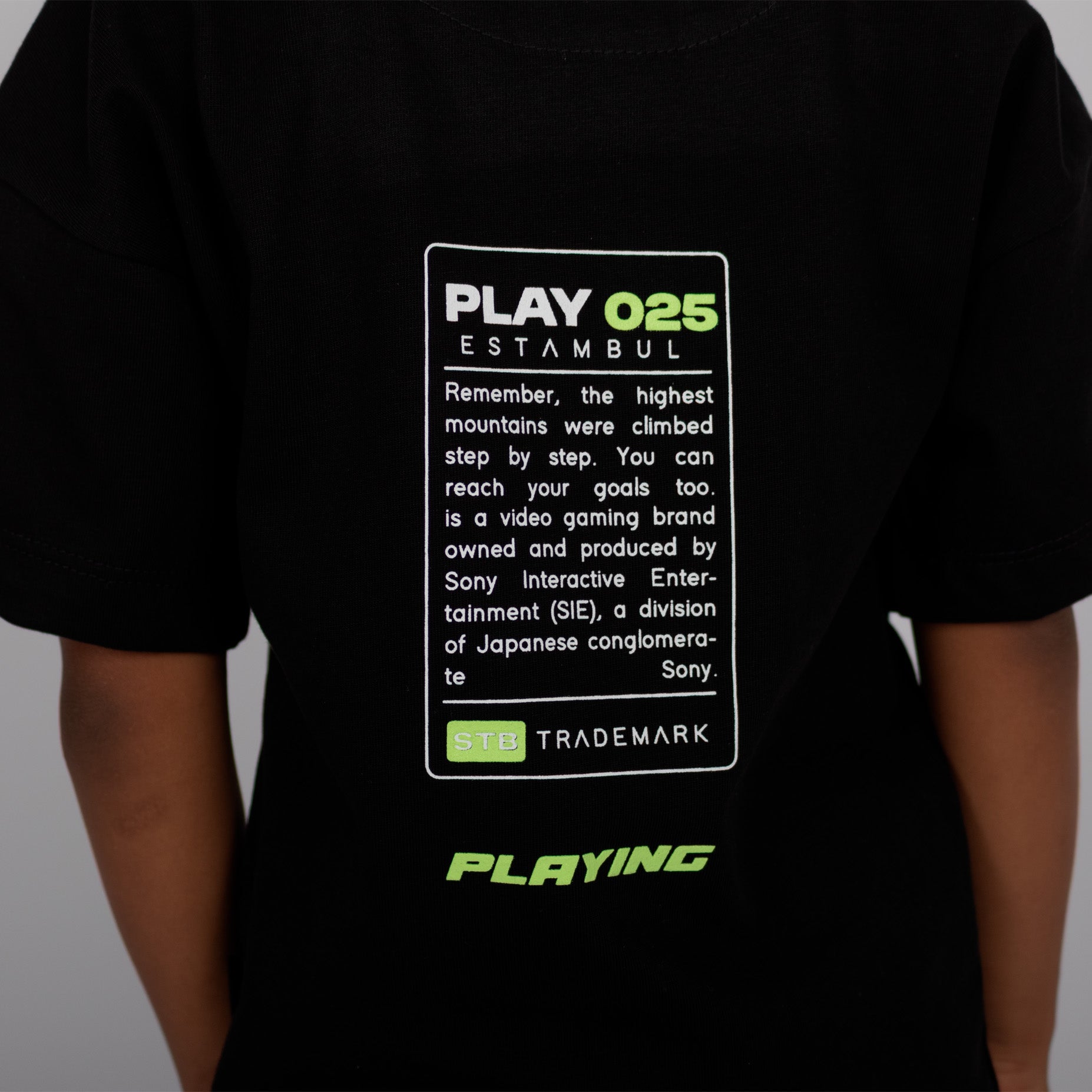 Oversize niño playing