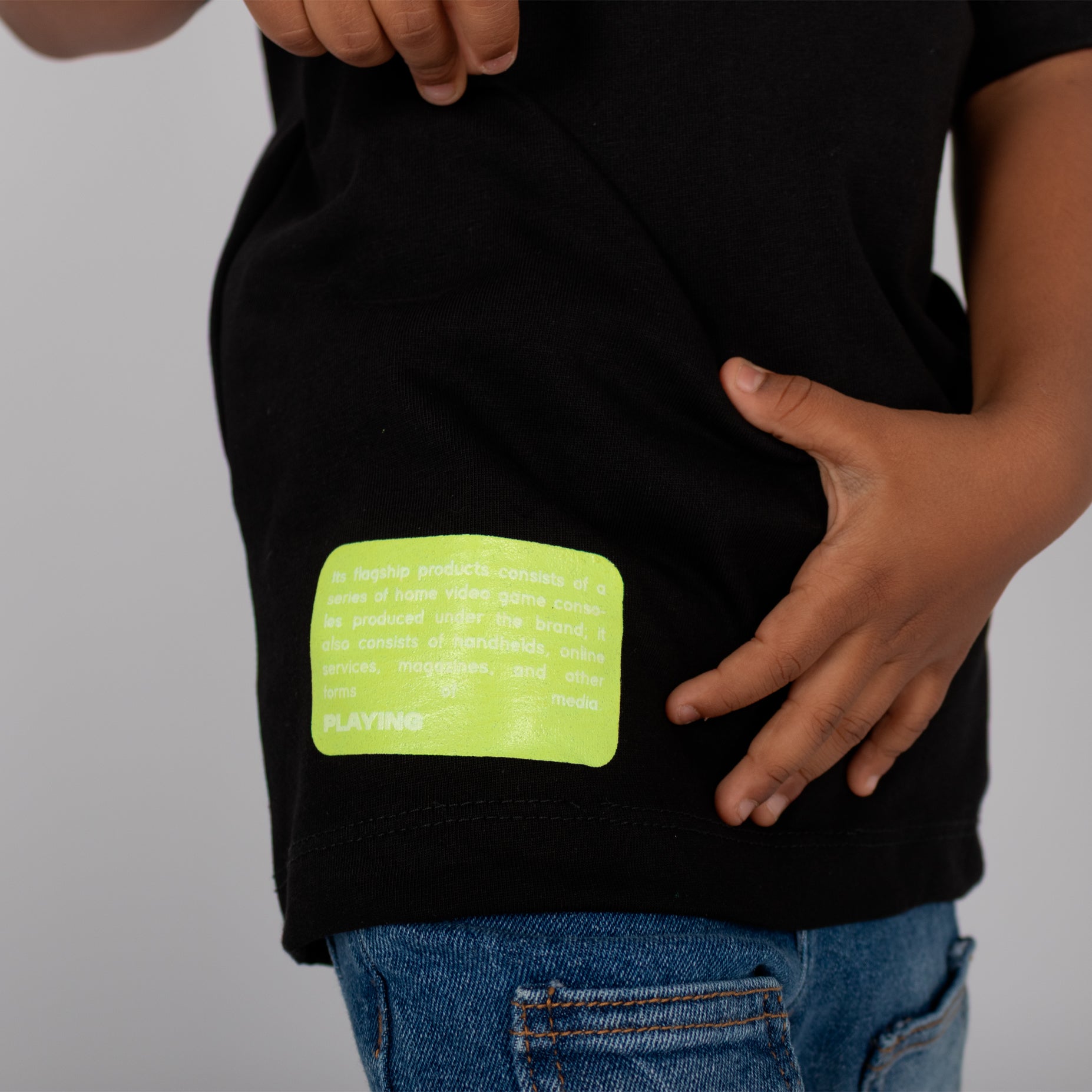 Oversize niño playing