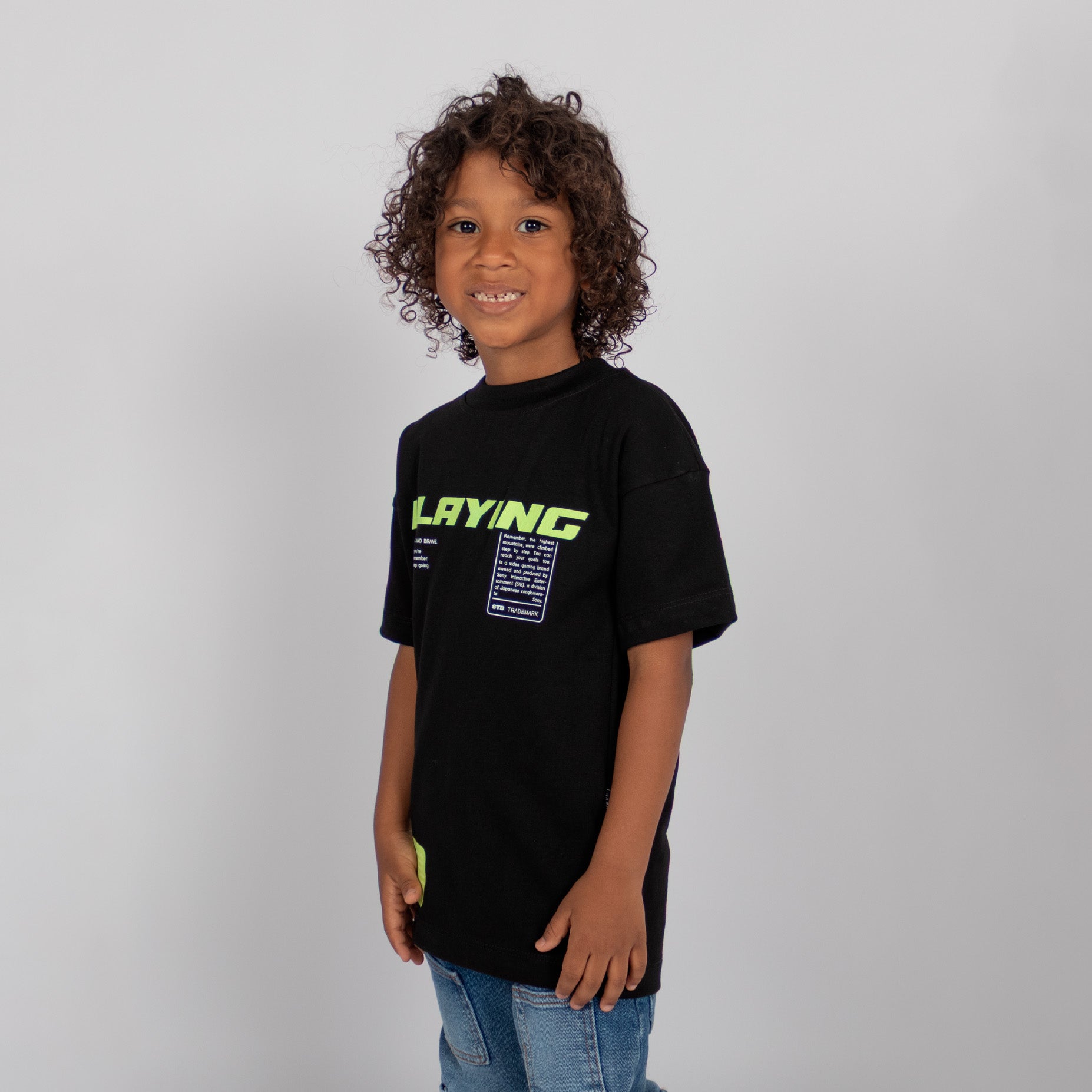 Oversize niño playing