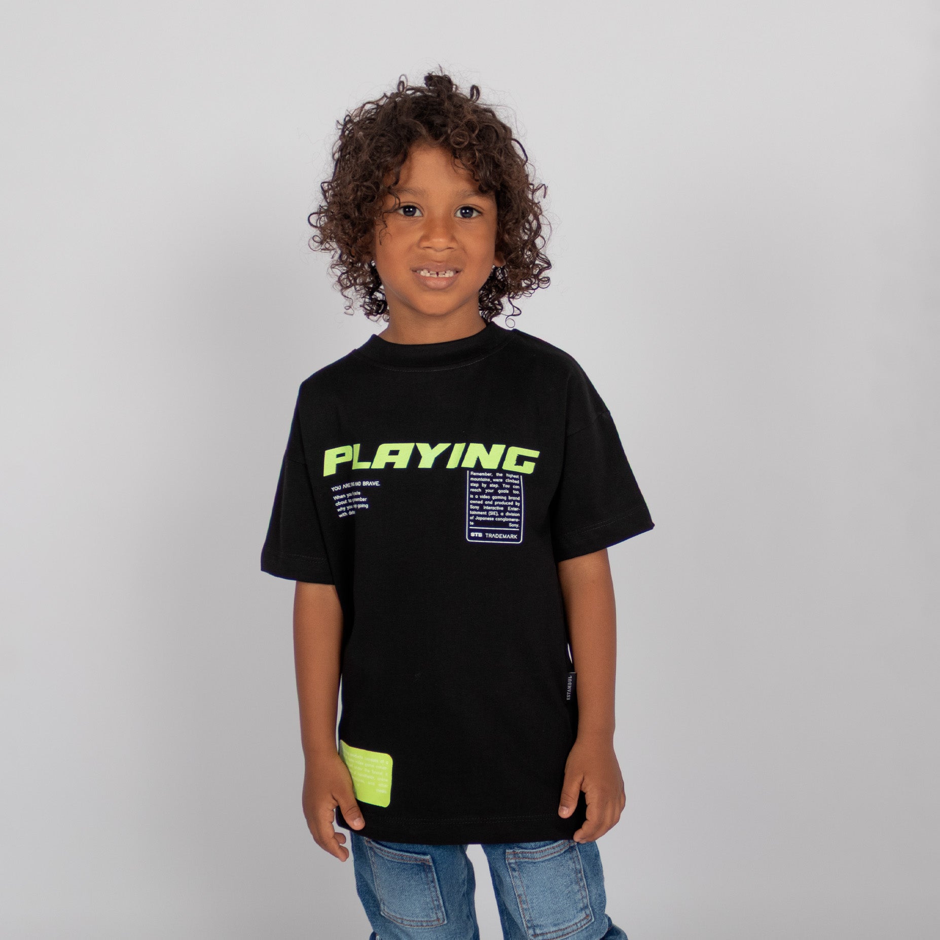 Oversize niño playing