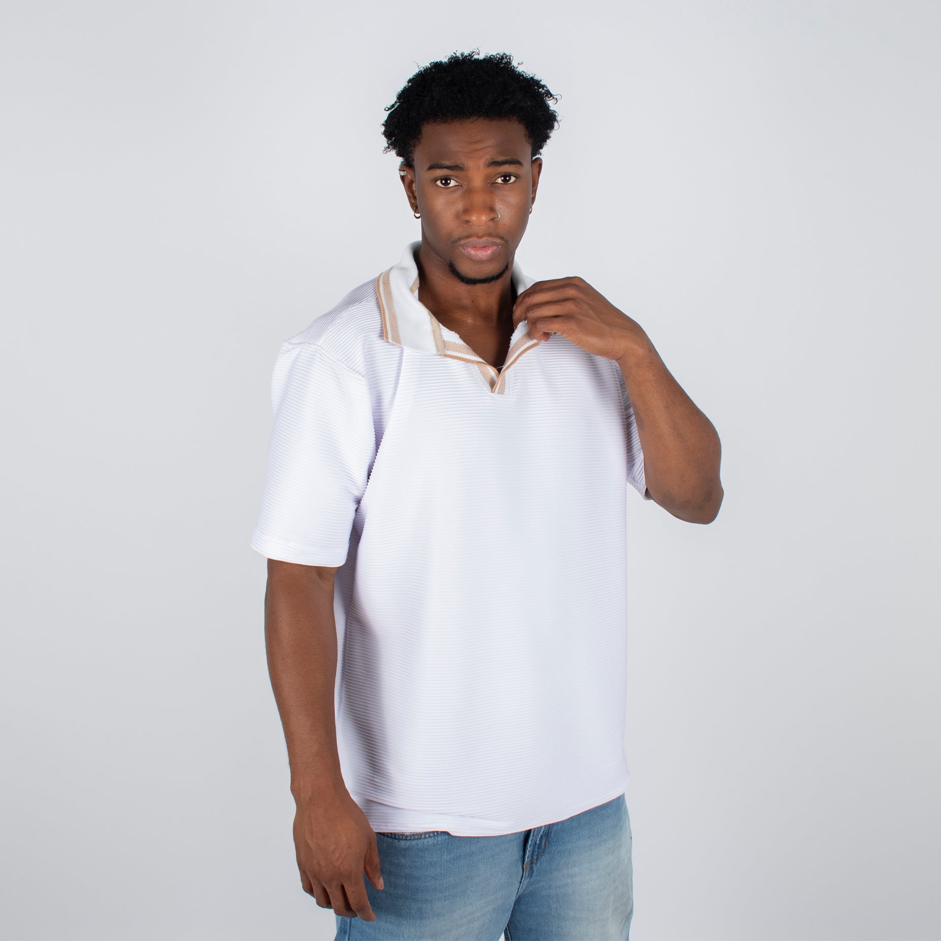 Polo hombre cuello blanco