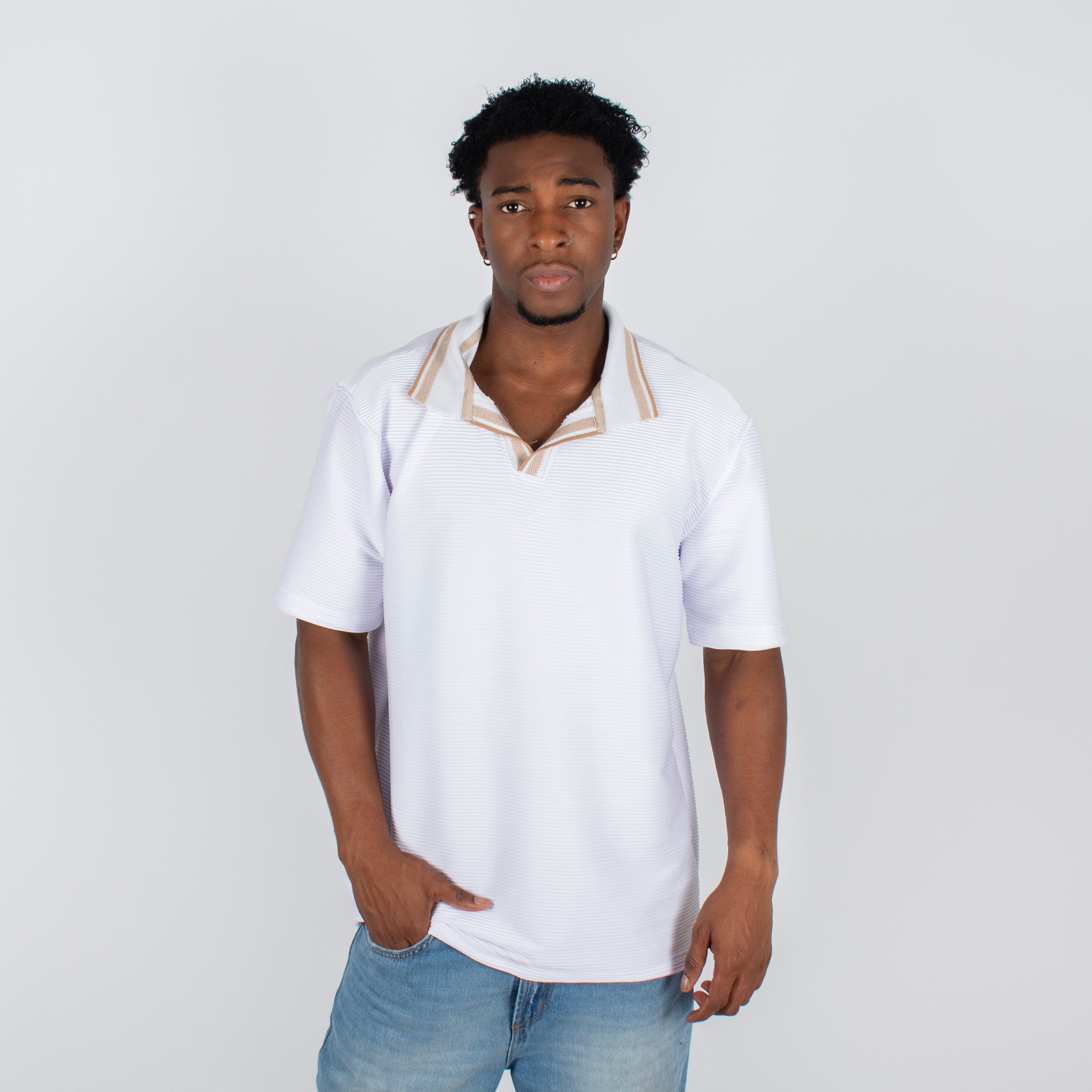 Polo hombre cuello blanco