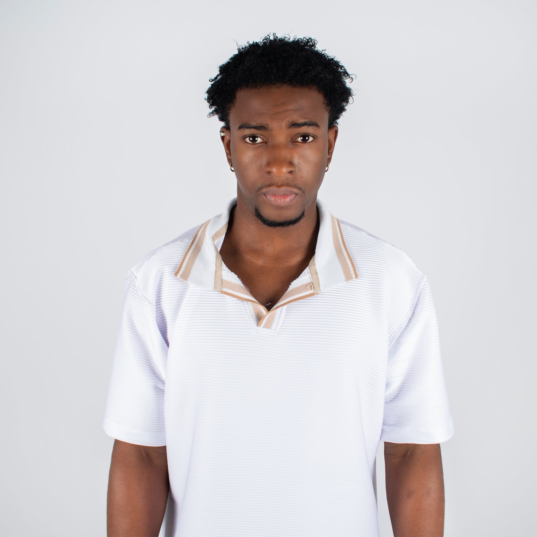 Polo hombre cuello blanco