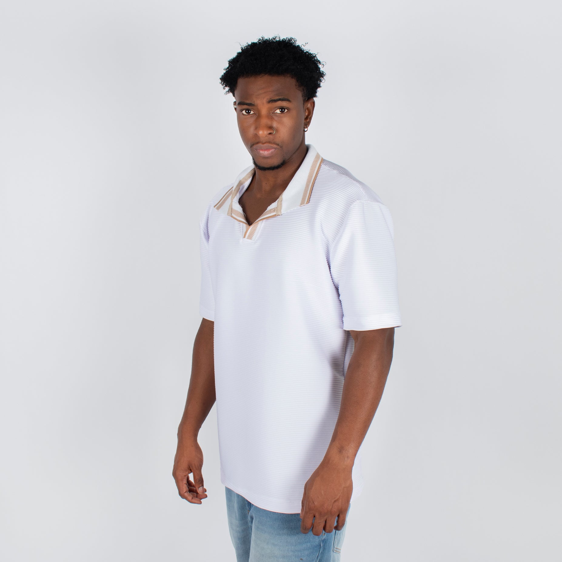 Polo hombre cuello blanco