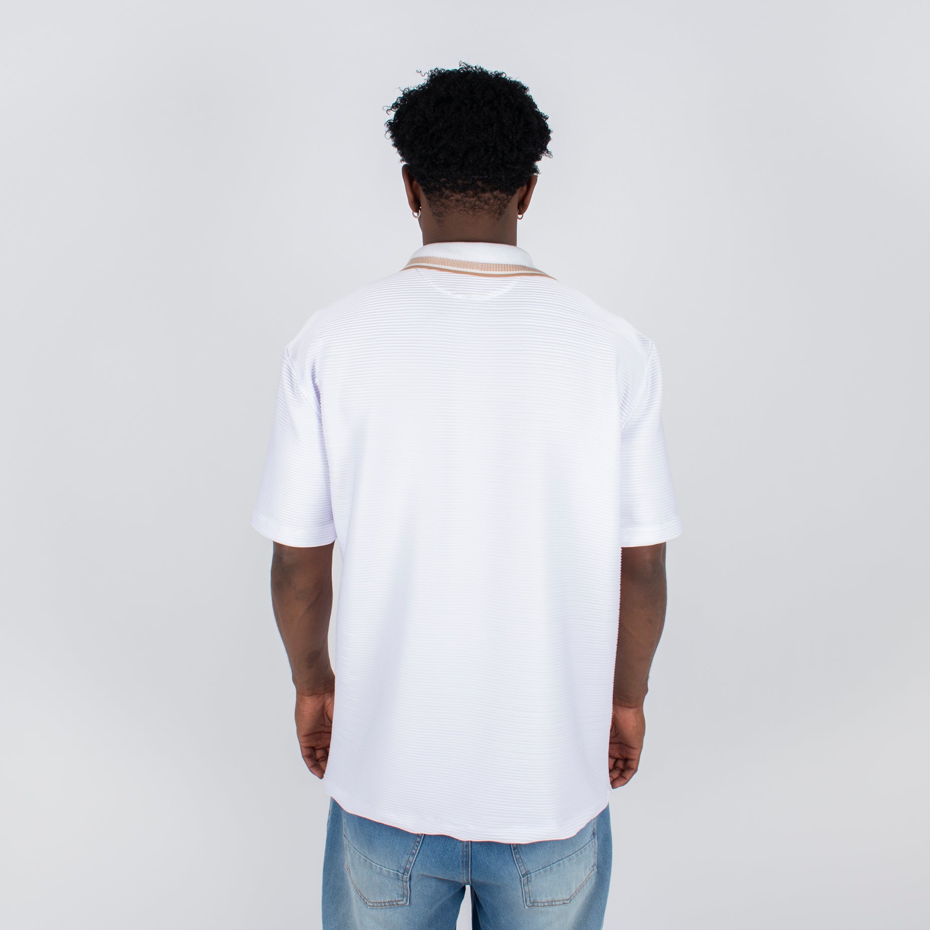 Polo hombre cuello blanco