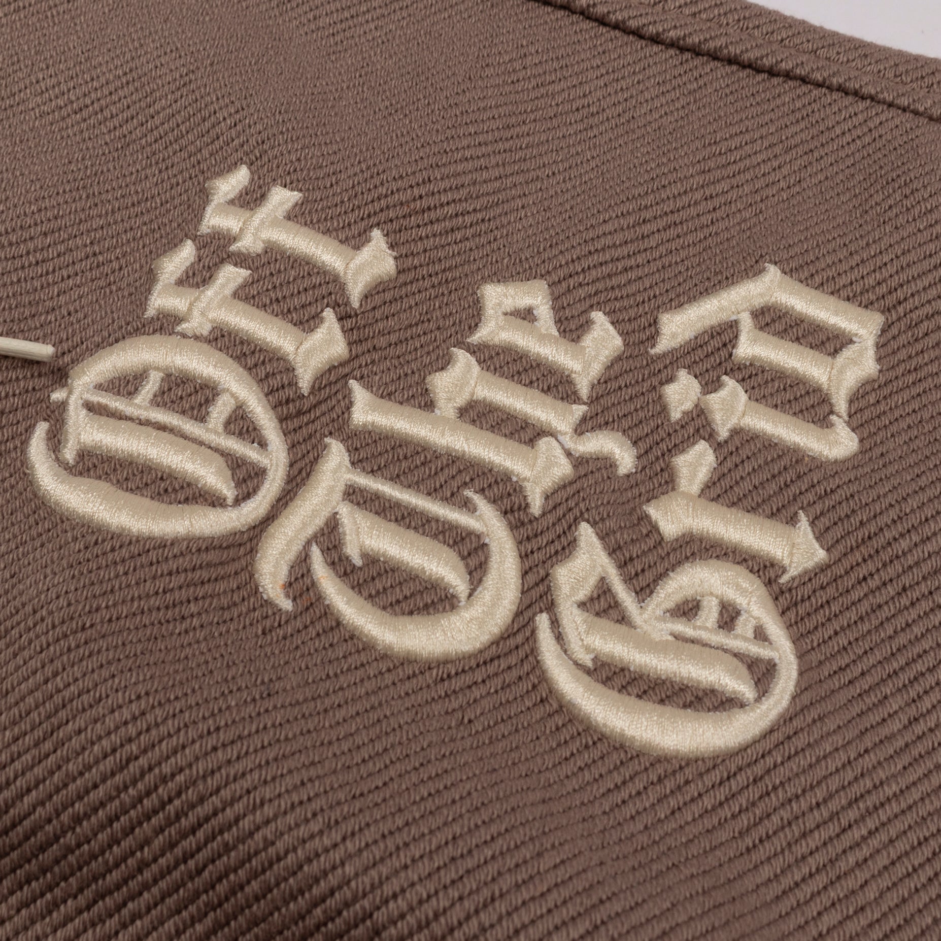 Sudadera hombre tela textura  y bordado cafe
