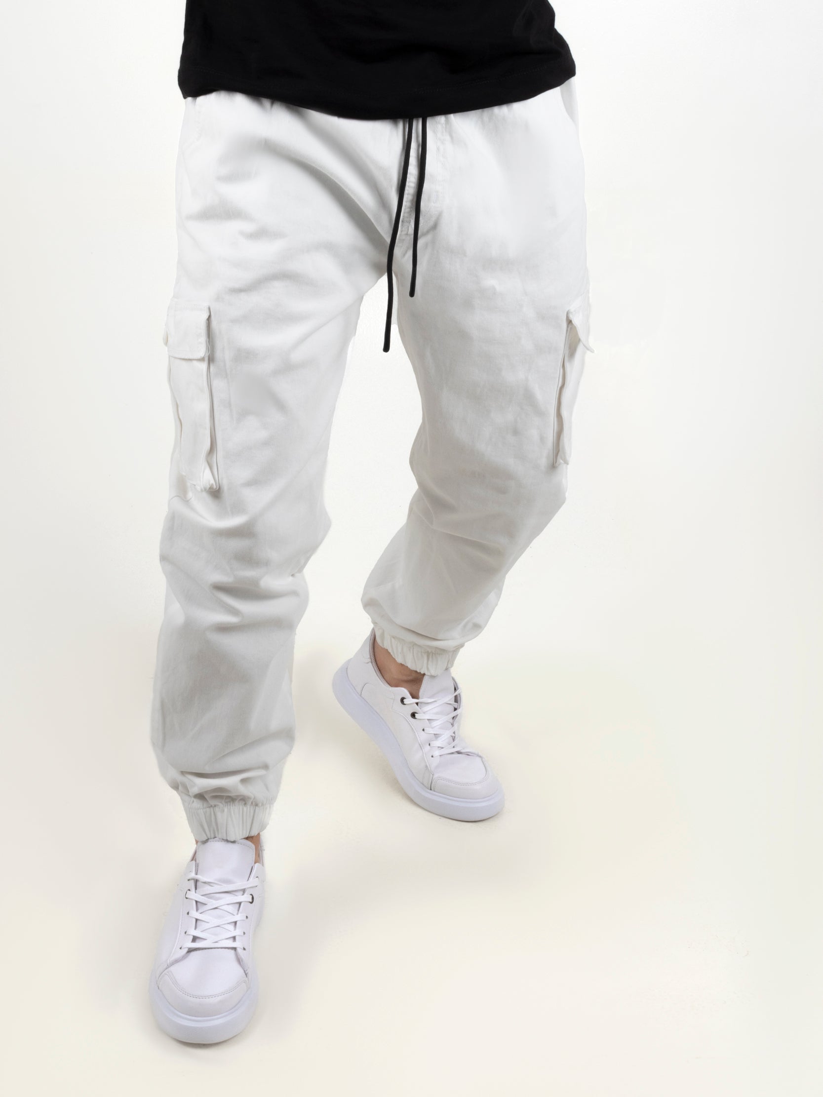 Jogger en drill, cintura ajustable con cordón, puño elástico que se ajusta a los tobillos y bolsillos laterales.