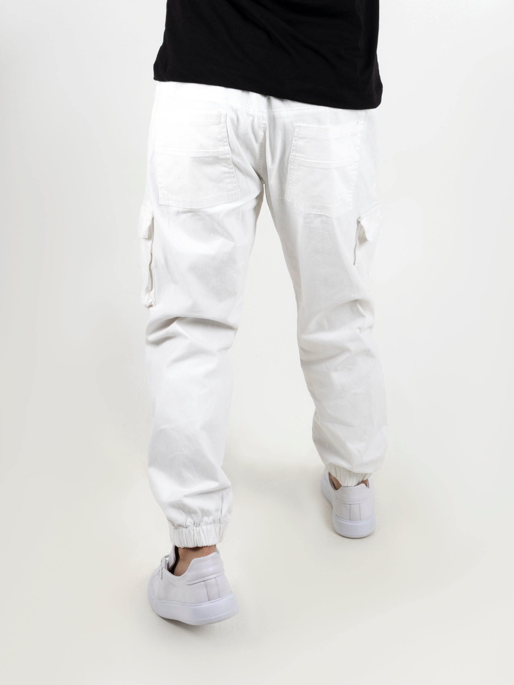 Jogger en drill, cintura ajustable con cordón, puño elástico que se ajusta a los tobillos y bolsillos laterales.