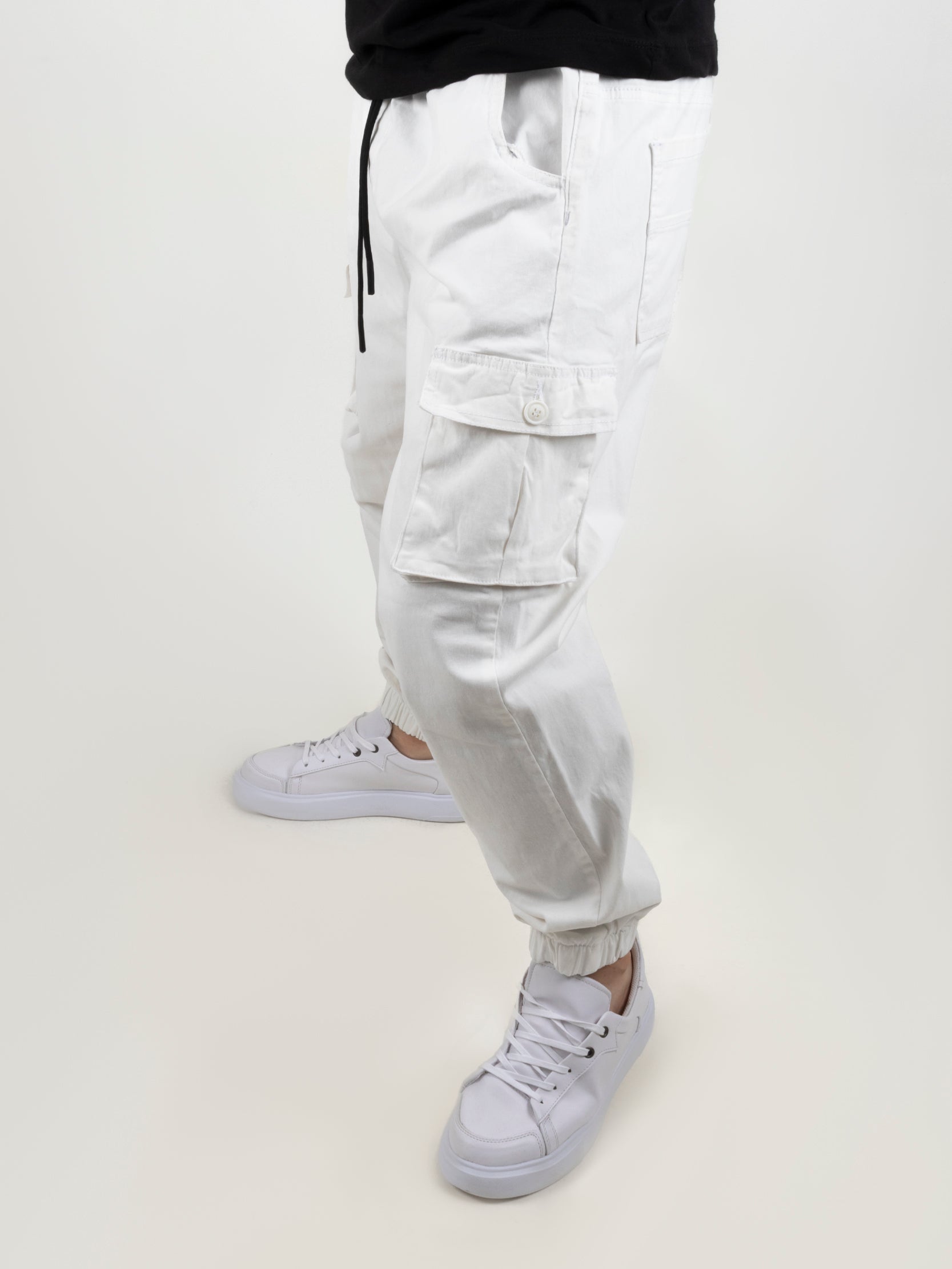 Jogger en drill, cintura ajustable con cordón, puño elástico que se ajusta a los tobillos y bolsillos laterales.