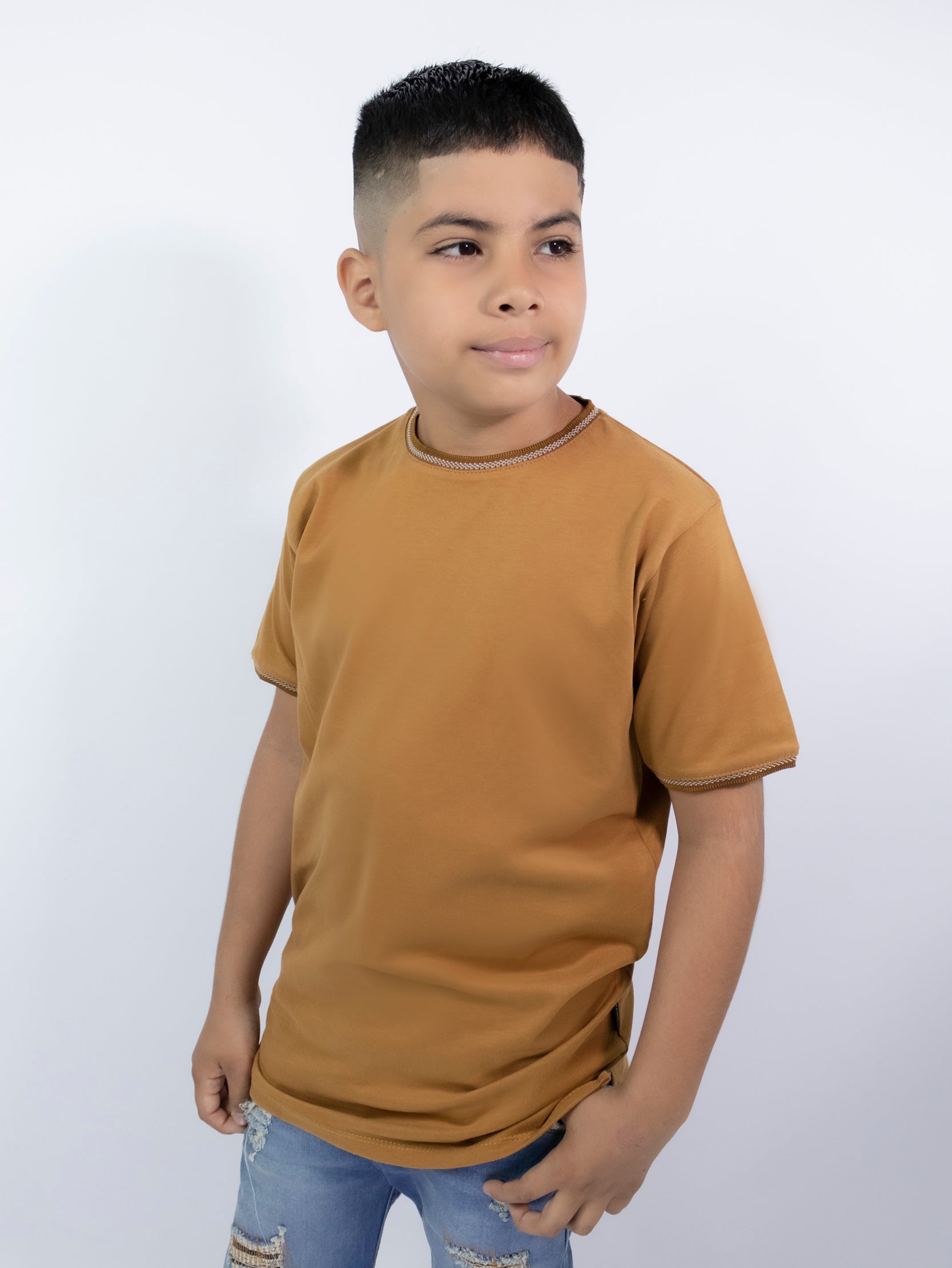 Camiseta básica para niño manga corta, color café claro con cuello y puños tejidos.
